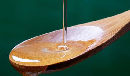 spoon with flowing oil