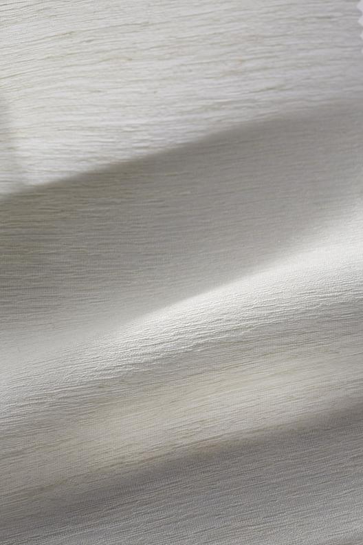 81420 Silky Linen Bare | Silky Linen Barré - Gauze silk warp, slub yarn in weft, semi transparent, dry and bulky hand 



