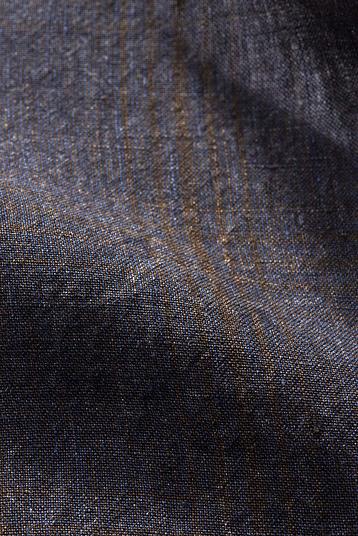 78033 | Washed out check, changeant (shot effect), tumbler finish, yarn dyed, airy and bulky hand


