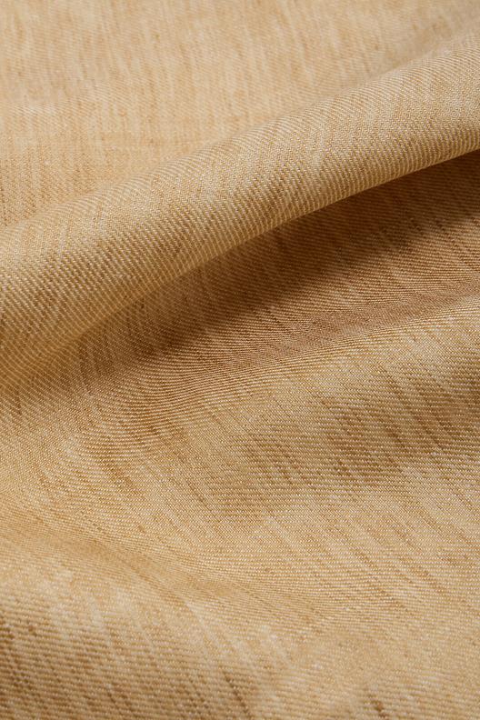F3411425-23 ROYALINO GC SC | Teinture innovante développée par Albini et un producteur de riz noir, utilisant un sous-produit de la transformation du riz noir et permettant d'économiser 30 à 40 % d'eau. Finition : traitement adoucissant 'SofteningHempFeel' naturel et durable, à base d'huile de chanvre. Collection Albini 1876.