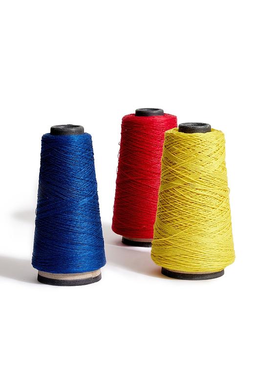 Lin Longs Brins Mouillés Teint NM 26/3 - Teint NUIT 667 | teinture en reactif,, 1 brin peut être mouliné de 2 à 20 brins, 50 couleurs disponibles, mélange de couleurs possible par moulinage, NM 26/3 that can also be twisted from 2 to 20 ply. 50 colors available. Mixed colors in twisting can be done. Titrage : Nm 26/3