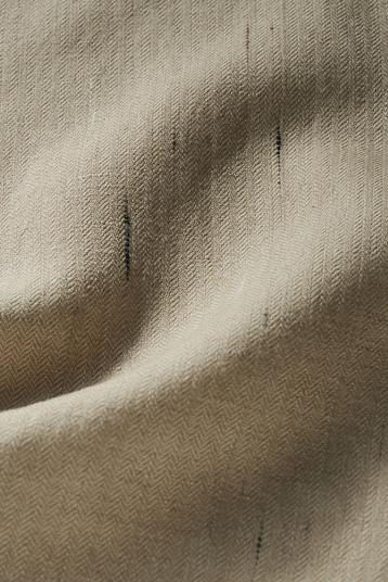 H4672N | Herringbone, wool mix, scattered yet marked wool slubs, soft and cosy touch, trans-seasonal or winter. Available also in twill weave.

