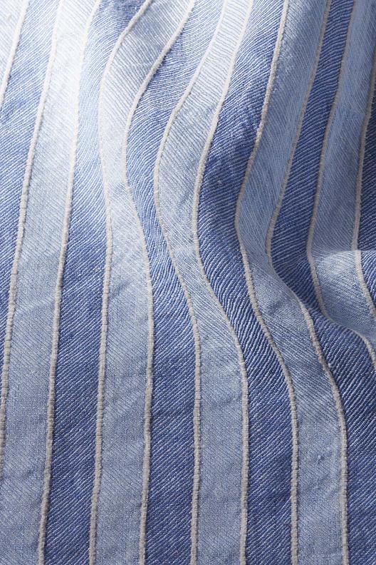 LINEA FIT – DES. TWILLINO | Yarn dyed herringbone with chenille yarn effect. Like pyjama stripe. Crinkled, wavy look. Soft and washed touch.