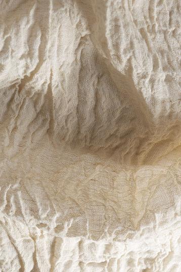 creased/n 14490 | Loose plain weave, heavily crinkled, transparent washed, natural. 
