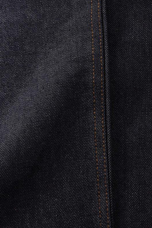 AMX-5304B | Marmara Hemp® fibre is the product of a secure, sustainable and innovative supply chain: an exclusive partnership between hemp producers in 3 distinct French regions, an experienced cottonizing mill and a distributor. It is the first hemp fibre to have a sustainable, Cradle to Cradle Platinum level certification and a verified Life Cycle Assessment. Marmara Hemp® works in collaboration with global textile manufacturers: here a denim example, 12 oz, developed in different washed-out levels.