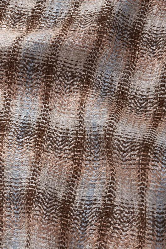 2305 p1 | Tissage fantaisie, très souple et lâche. Fil d'effet mouliné. Finissage stonewashed. L'usine utilise 14% d'electricité autoproduite par panneaux solaires, et reutilise partiellement l'eau des ennoblissement pour le chauffage en periode froide. 