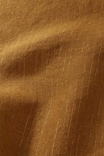 2943 p1 | Toile lavée souple à rayure tennis en fil metalloplastique doré. Scintillant. L'usine utilise 14% d'electricité autoproduite par panneaux solaires, et reutilise partiellement l'eau des ennoblissement pour le chauffage en periode froide. 


