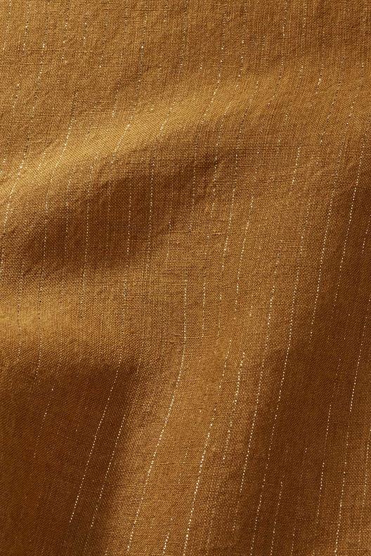 2943 p1 | Toile lavée souple à rayure tennis en fil metalloplastique doré. Scintillant. L'usine utilise 14% d'electricité autoproduite par panneaux solaires, et reutilise partiellement l'eau des ennoblissement pour le chauffage en periode froide. 


