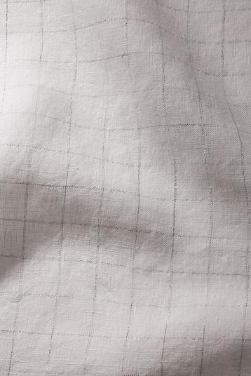 KT18704 p0-701 | Toile lavée souple, carreau fenetre en fil metalloplastique argenté, scintillant. Finissage stonewashed. L'usine utilise 14% d'electricité autoproduite par panneaux solaires, et reutilise partiellement l'eau des ennoblissement pour le chauffage en periode froide. 

