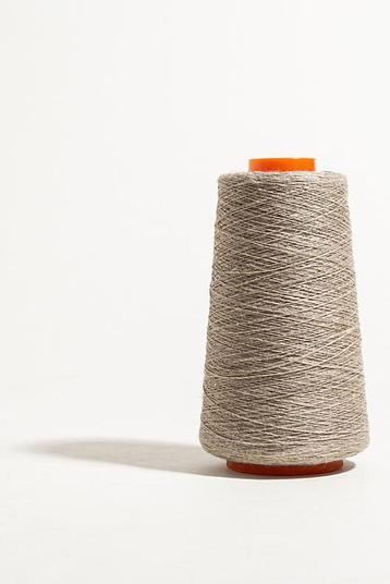 LPOLYESTER – Long-staple Flax + Polyester – Dry yarn | Unbleached linen – strong and consistent – easy to care for and stain-resistant
Available in: Nm 9.5
Available in weaving cones
(Reach)